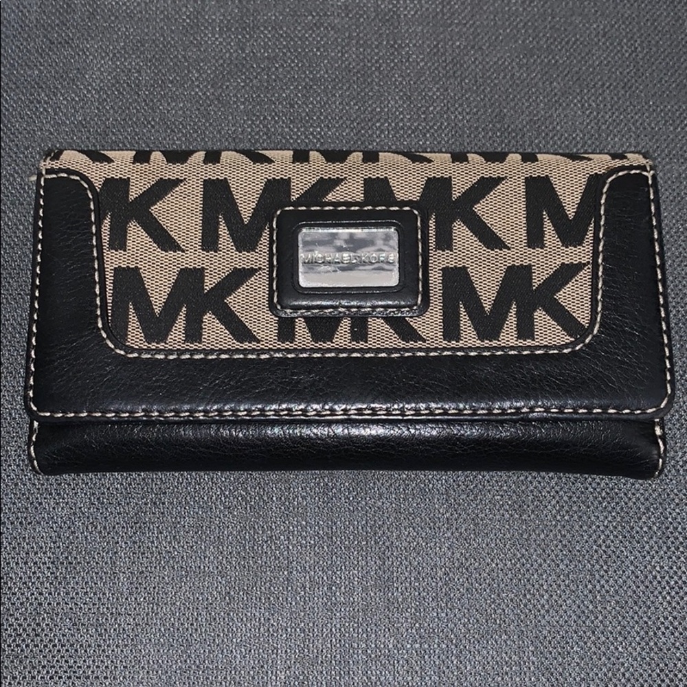 Authentic Michael Kors Signature Wallet